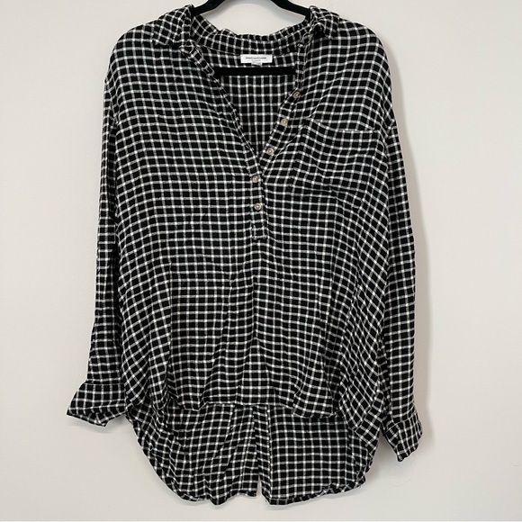 beachlunchlounge Tops - Beach Lunch Lounge Black & White Plaid Pattern Long Sleeve Button Top Women’s XL